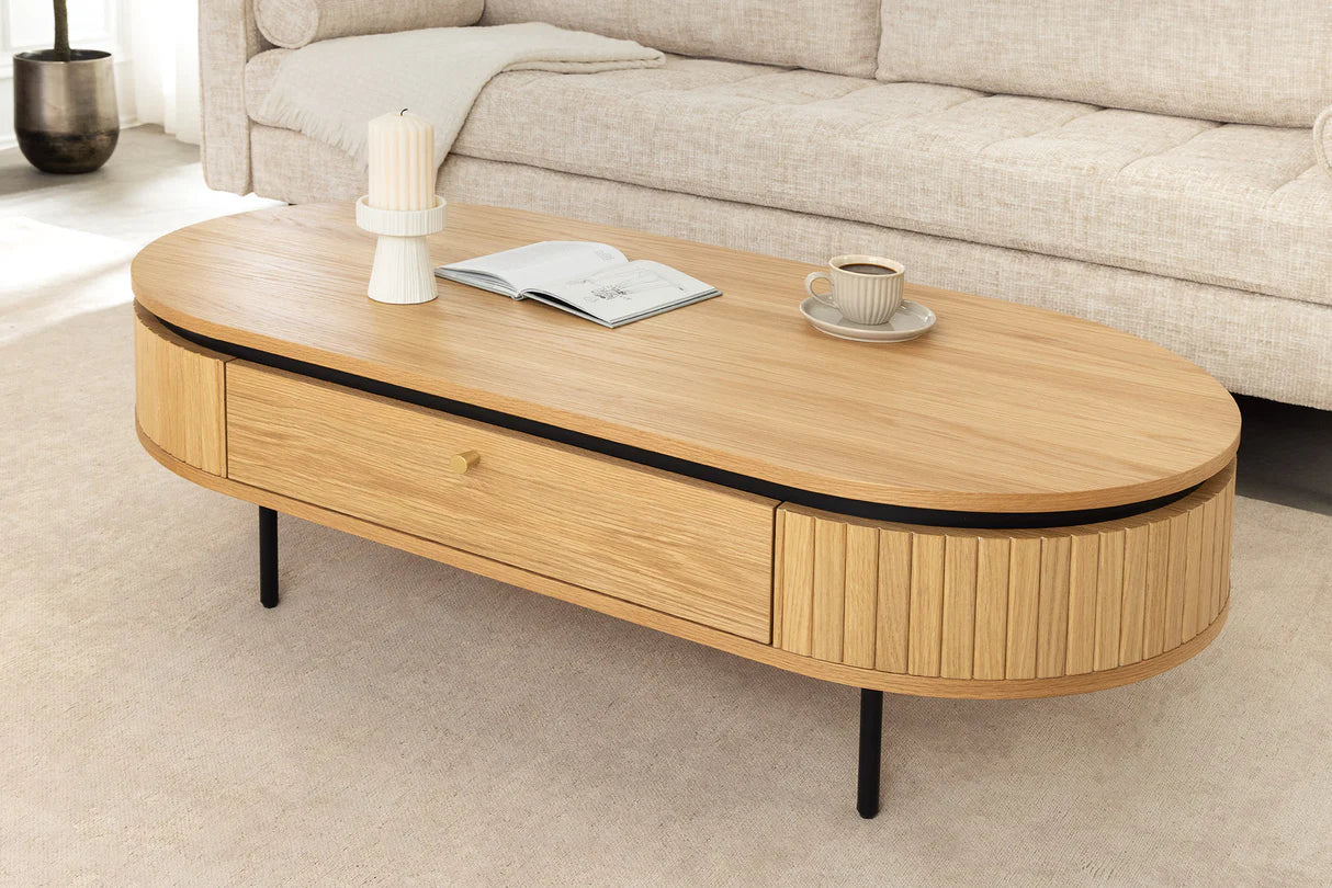 Stolik kawowy z fornirem dębowym, czarne metalowe nogi, szuflada z uchwytem.