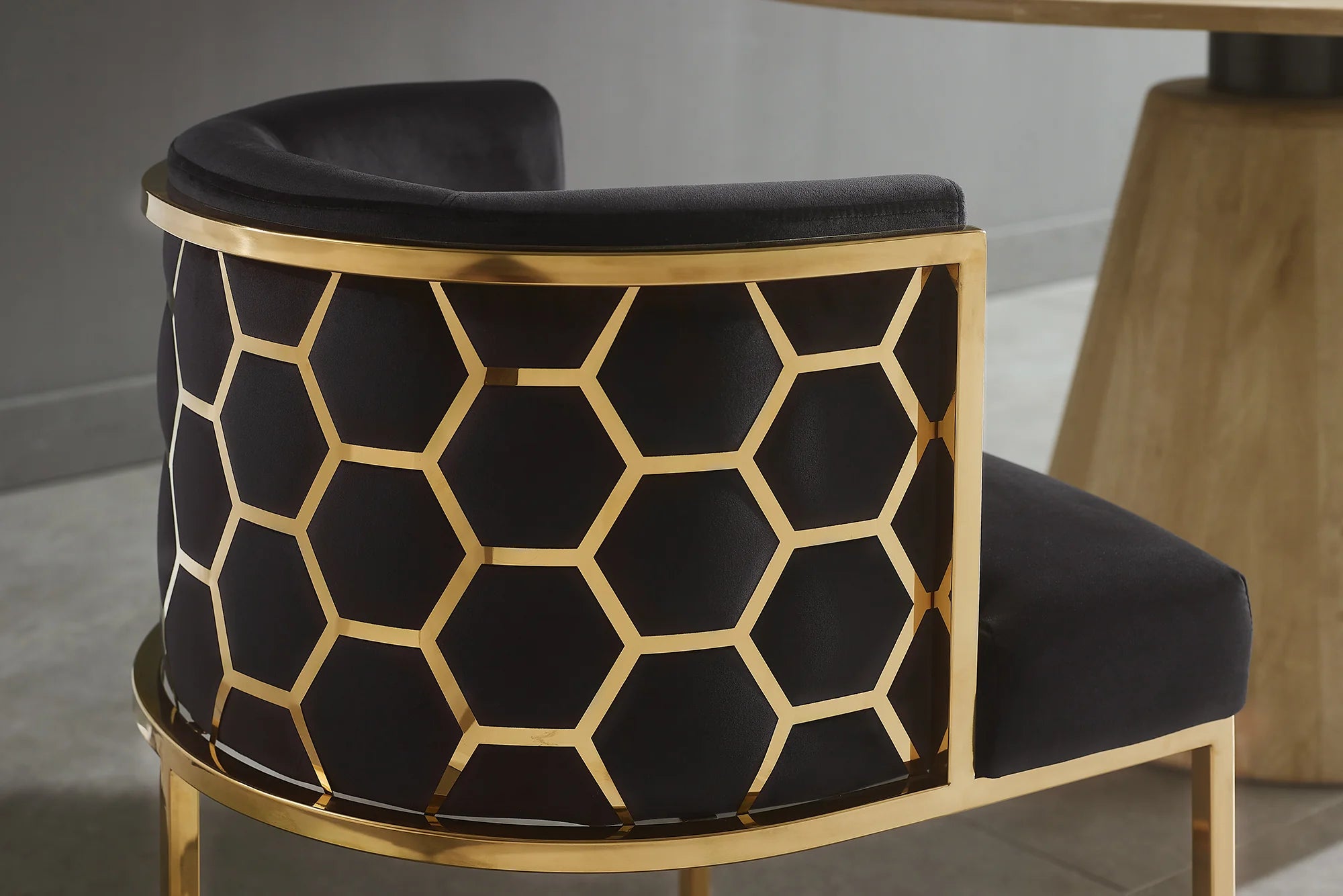 Krzesło z aksamitu na złotych nogach z dekoracją plastra miodu i oparciem w stylu glamour