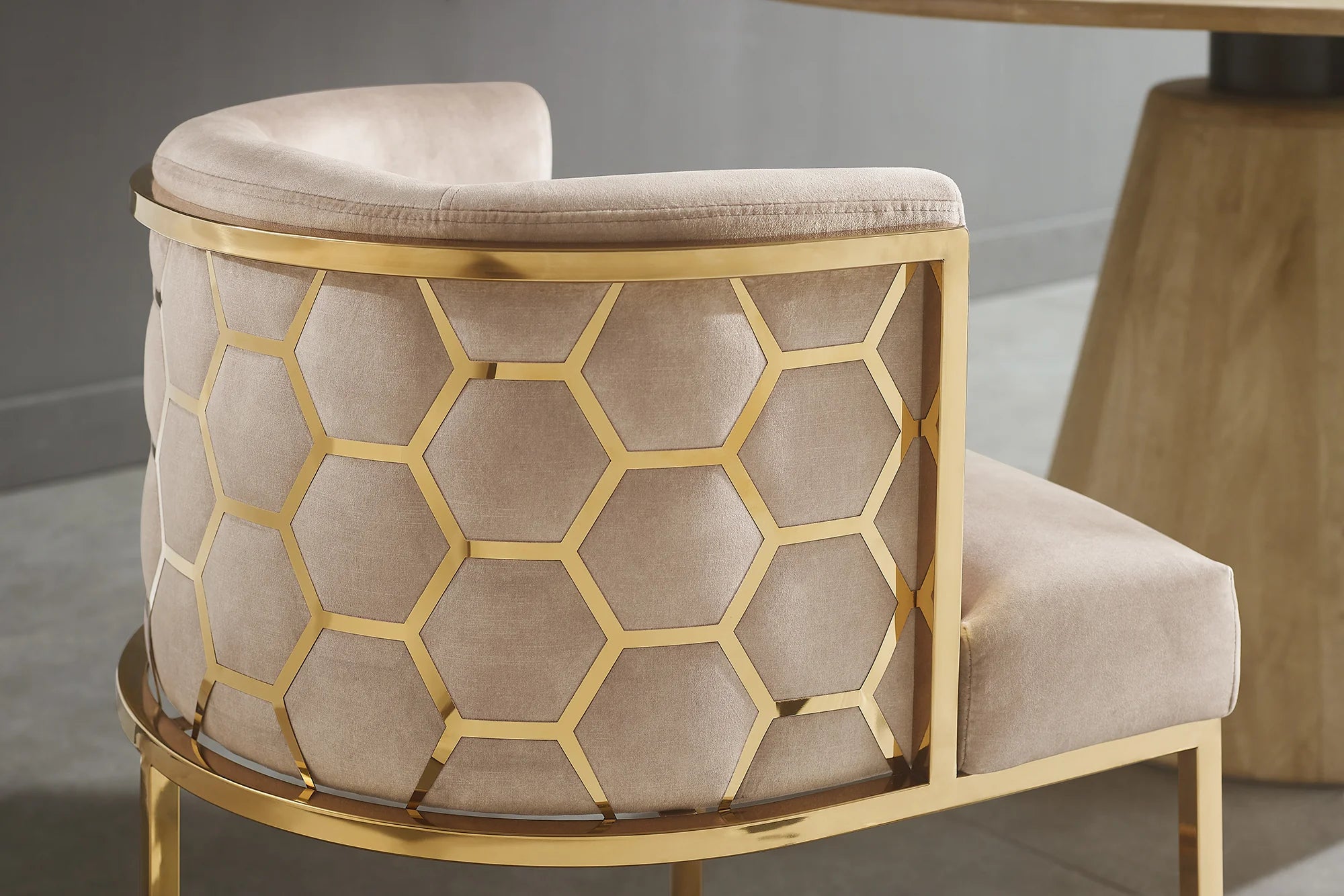 Krzesło z aksamitu na złotych nogach z dekoracją plastra miodu i oparciem w stylu glamour