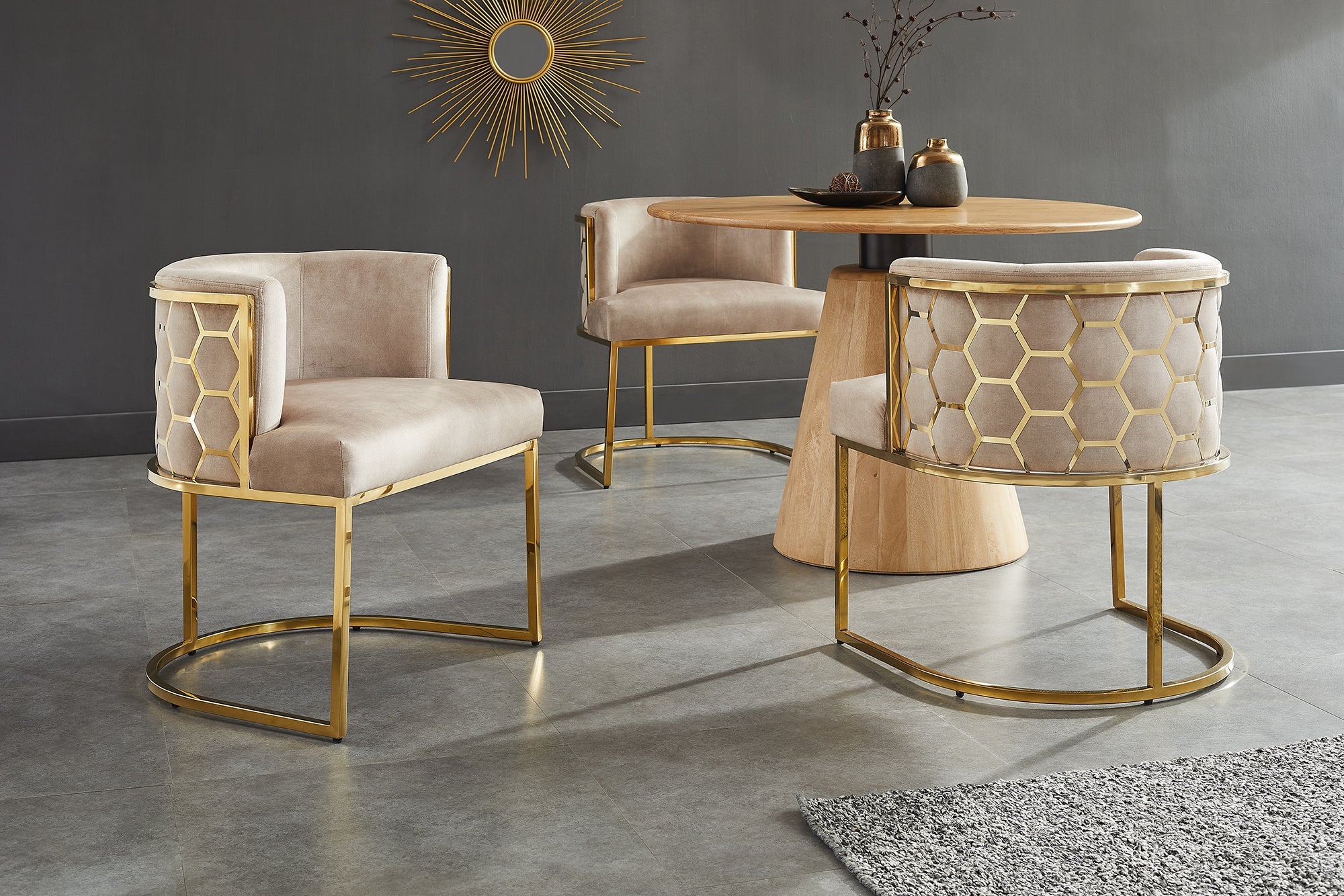 Krzesło z aksamitu na złotych nogach z dekoracją plastra miodu i oparciem w stylu glamour