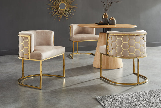 Krzesło z aksamitu na złotych nogach z dekoracją plastra miodu i oparciem w stylu glamour