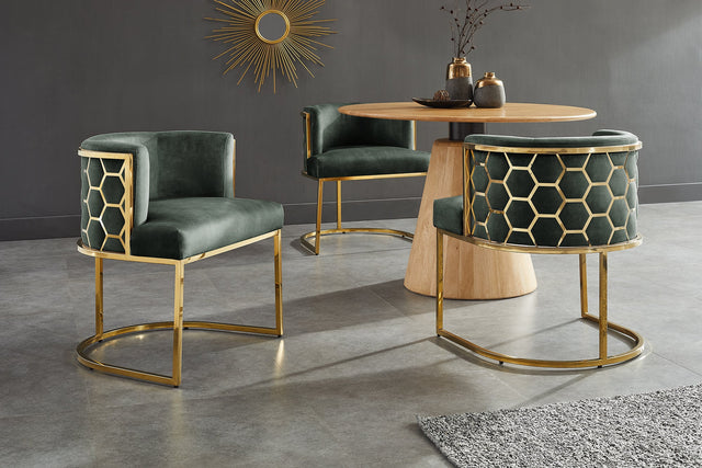 Krzesło z aksamitu na złotych nogach z dekoracją plastra miodu i oparciem w stylu glamour