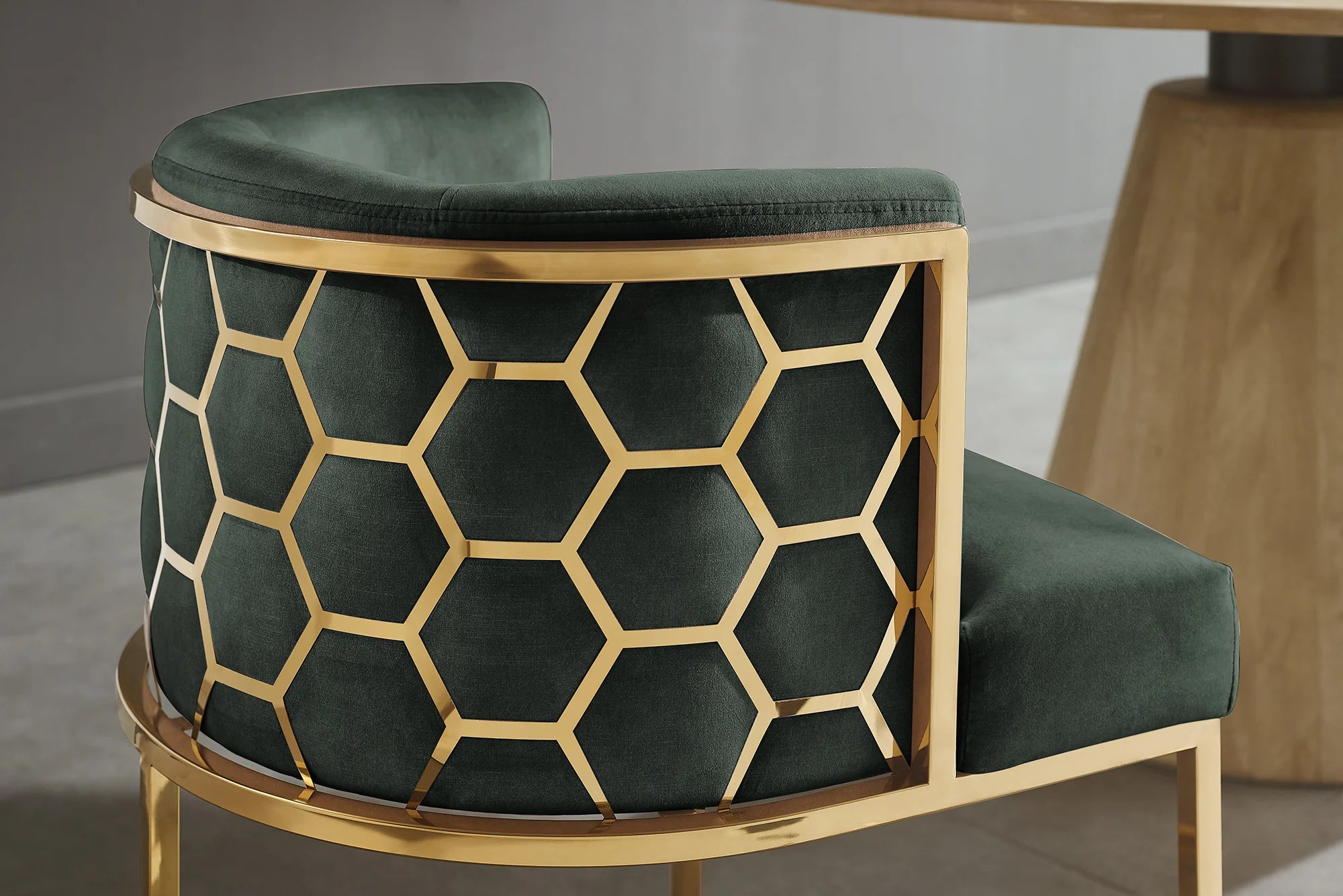 Krzesło z aksamitu na złotych nogach z dekoracją plastra miodu i oparciem w stylu glamour