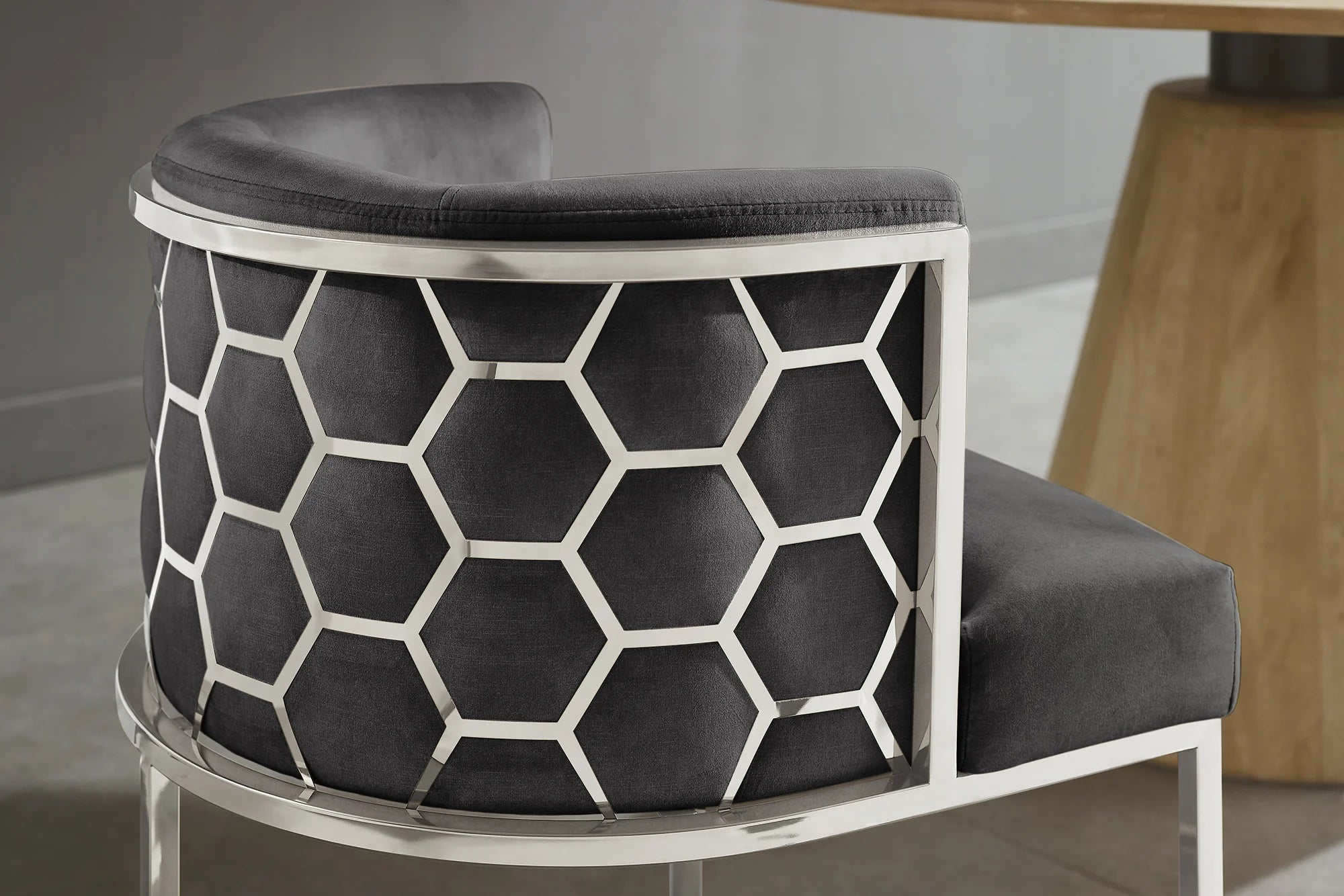 Krzesło z aksamitu na srebrnej podstawie z dekoracją plastra miodu i oparciem w stylu glamour