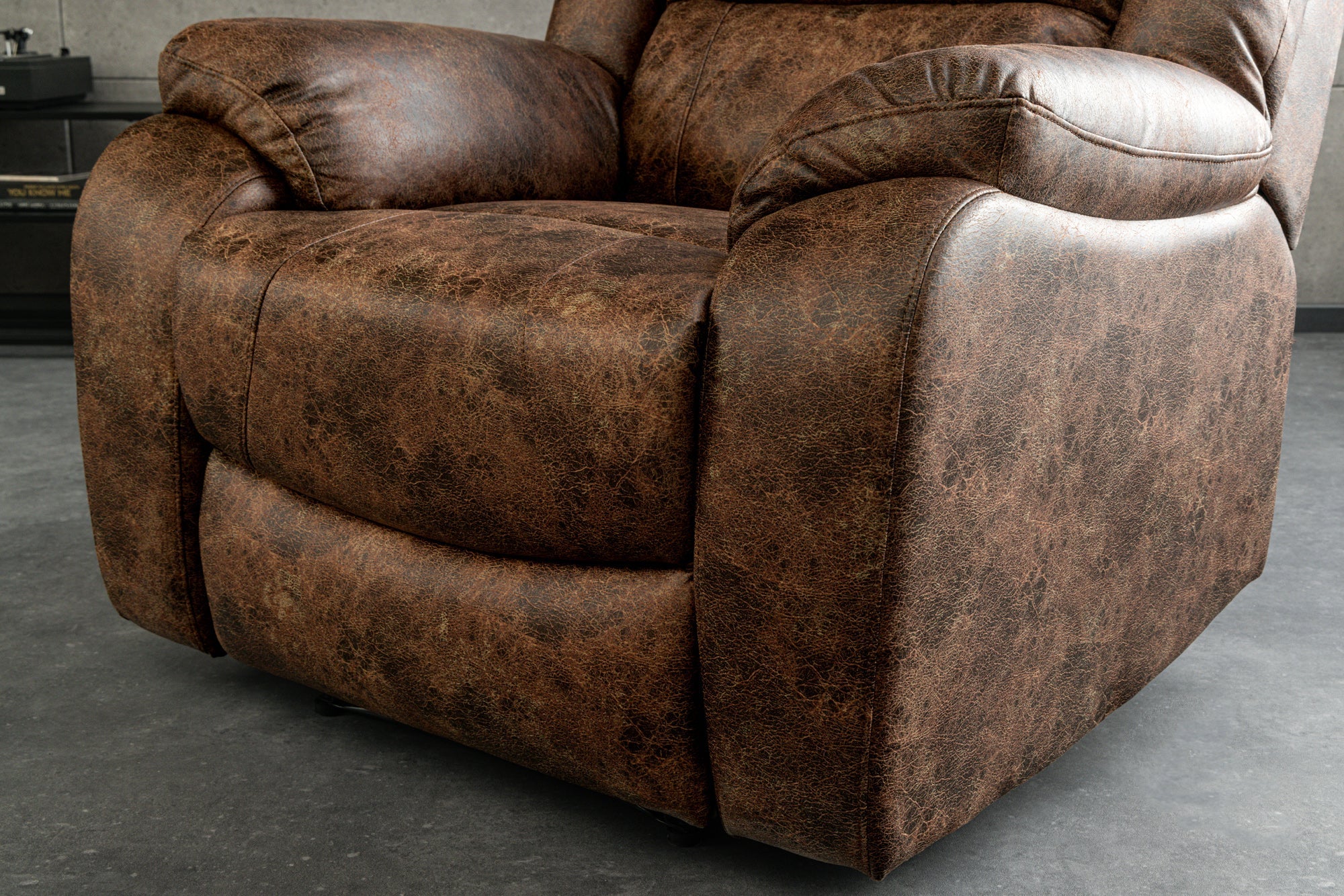 Nowoczesny brązowy fotel relaks z podnóżkiem, tapicerowany sztuczną skórą (poliester)