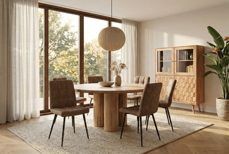 Okrągły stół z drewna mango z masywną podstawą i naturalnym drewnianym blatem.