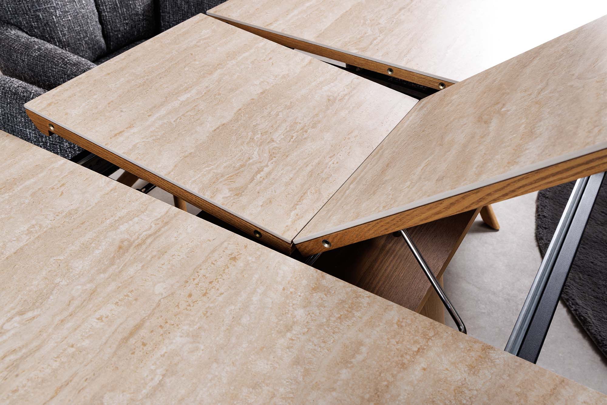 Rozkładany stół jadalny UNIQUE 160–200 cm – owalny blat ceramiczny trawertyn, dębowa podstawa kolumnowa (fornir na MDF)