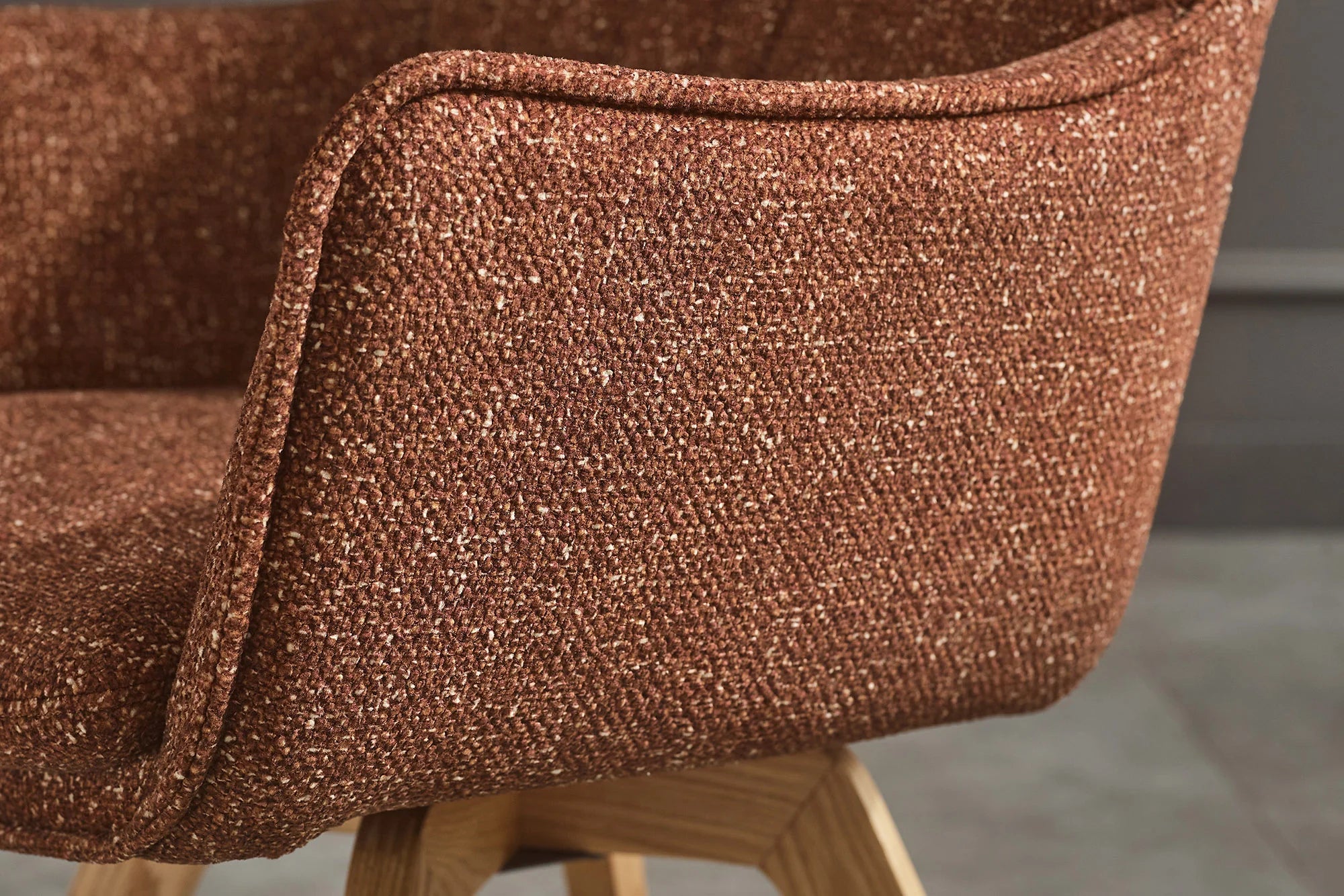 Krzesło obrotowe tapicerowane w tkaninie strukturalnej na dębowych nogach, stabilne, do jadalni i salonu