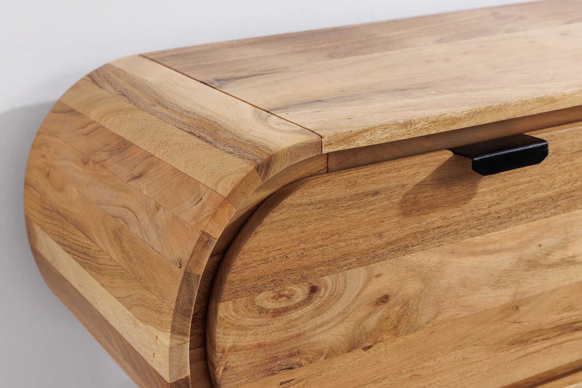 Wisząca szafka RTV z lakierowanego drewna akacjowego w kolorze naturalnym, z czarnymi metalowymi uchwytami