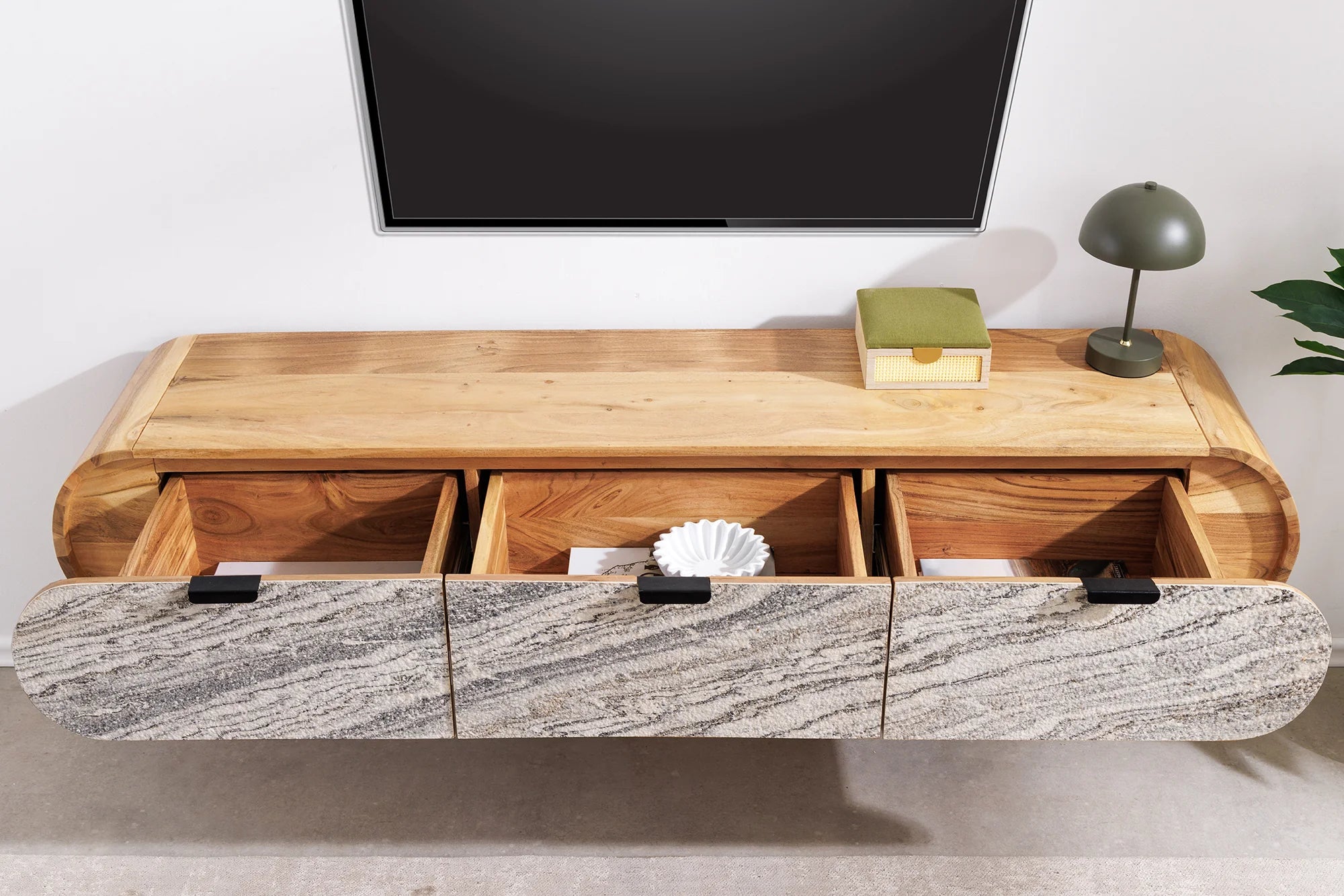 Szafka RTV z lakierowanego drewna akacjowego z frontami z forniru kamiennego w szaro-białym wzorze