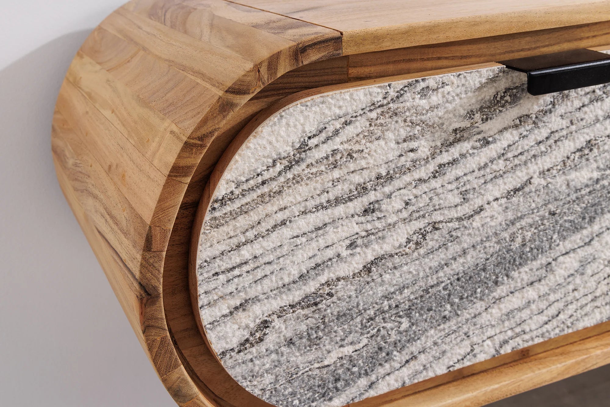 Szafka RTV z lakierowanego drewna akacjowego z frontami z forniru kamiennego w szaro-białym wzorze