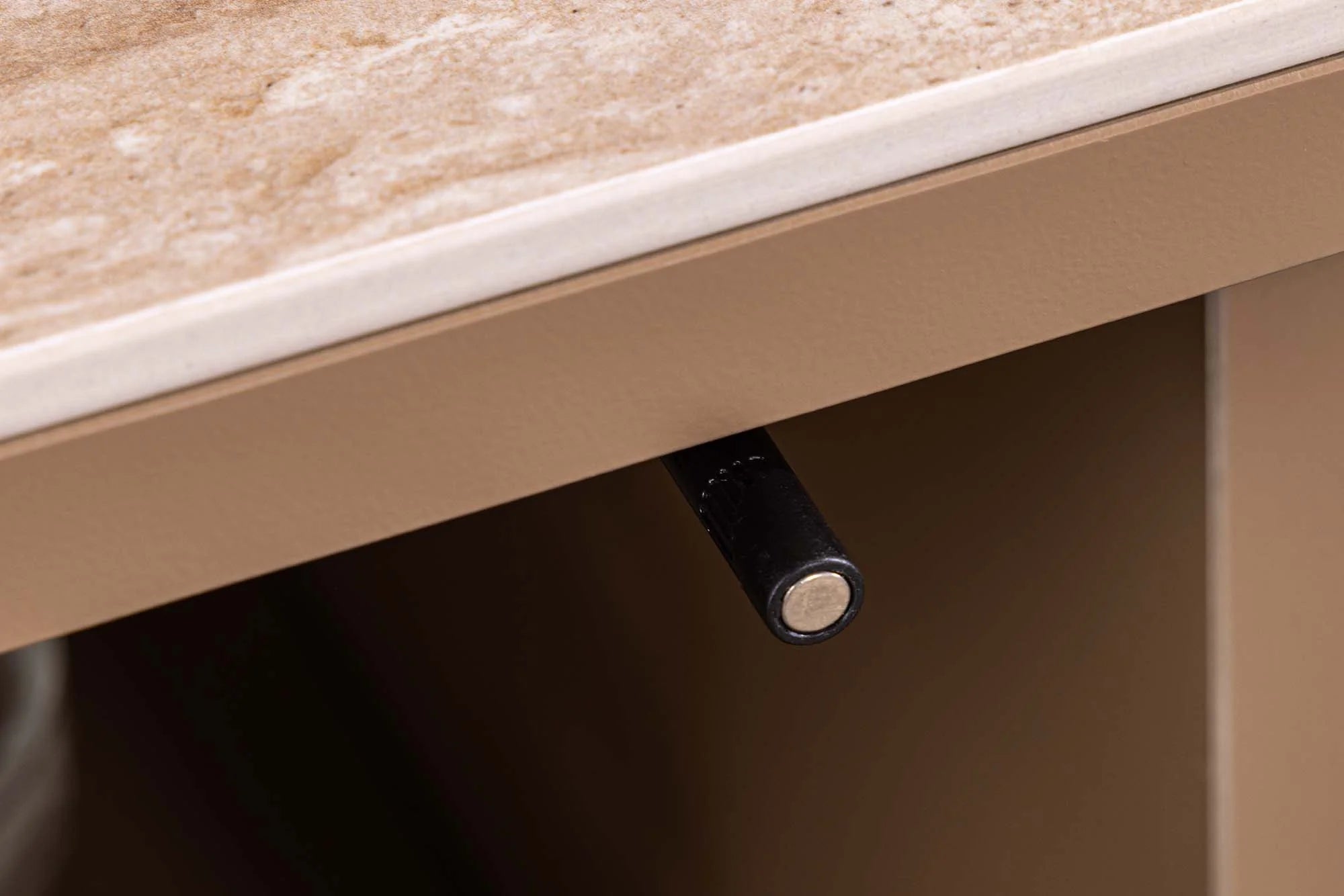 Komoda z blatem ceramicznym, 4  drzwiczki, wnętrze z półkami, nowoczesny design i fronty MDF