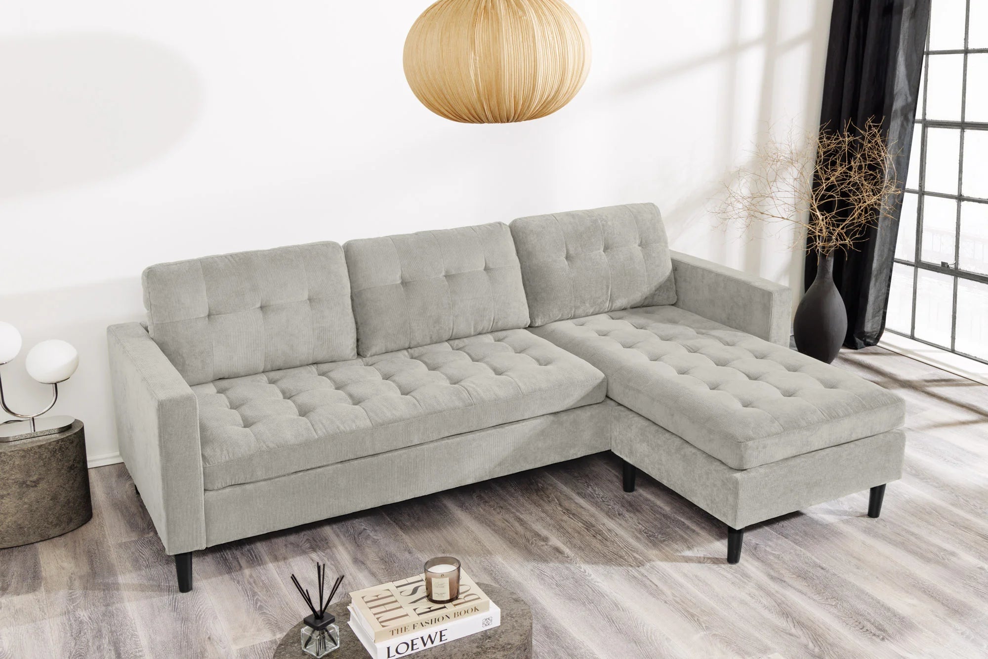 Nowoczesna sofa narożna w tkaninie cord, z otomaną lewą/prawą, tył tapicerowany, filcowe podkładki pod nogi