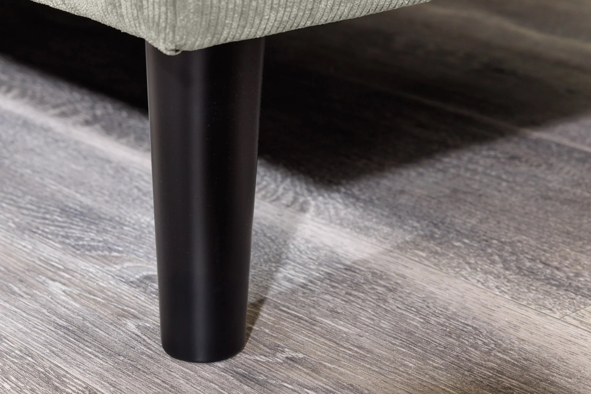 Nowoczesna sofa narożna w tkaninie cord, z otomaną lewą/prawą, tył tapicerowany, filcowe podkładki pod nogi