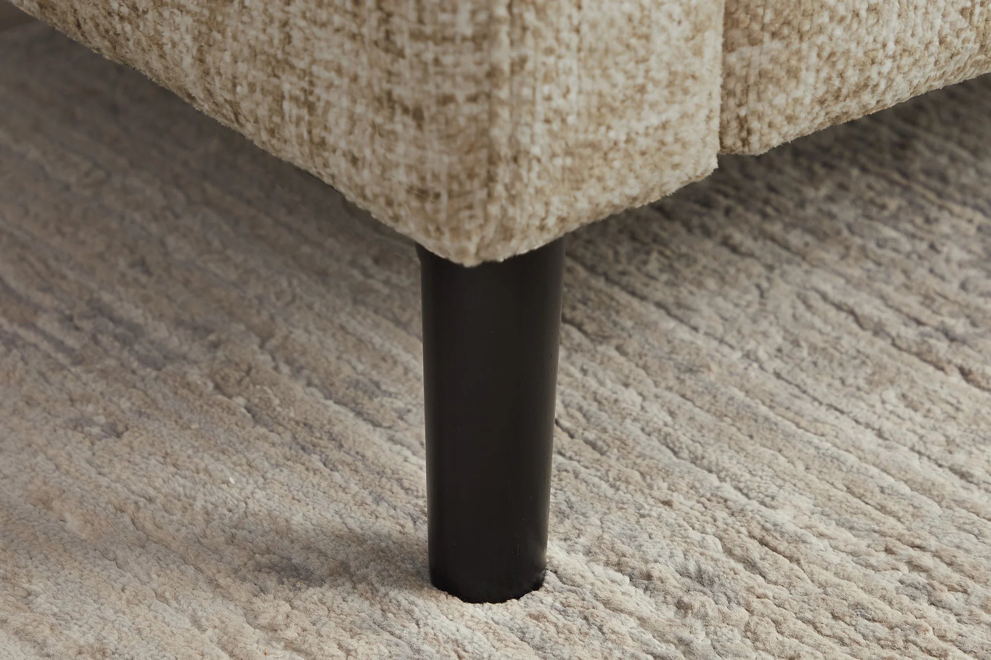 Nowoczesna sofa narożna w tkaninie cord, z otomaną lewą/prawą, tył tapicerowany, filcowe podkładki pod nogi