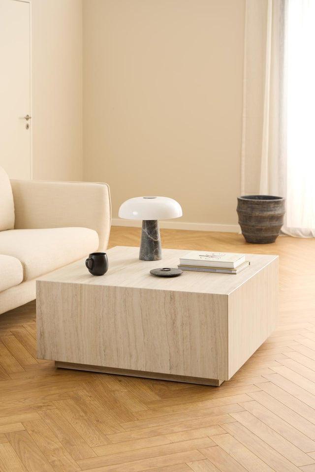 Stolik kawowy Dice 90x90 cm w dekorze travertine ustawiony przy jasnej sofie