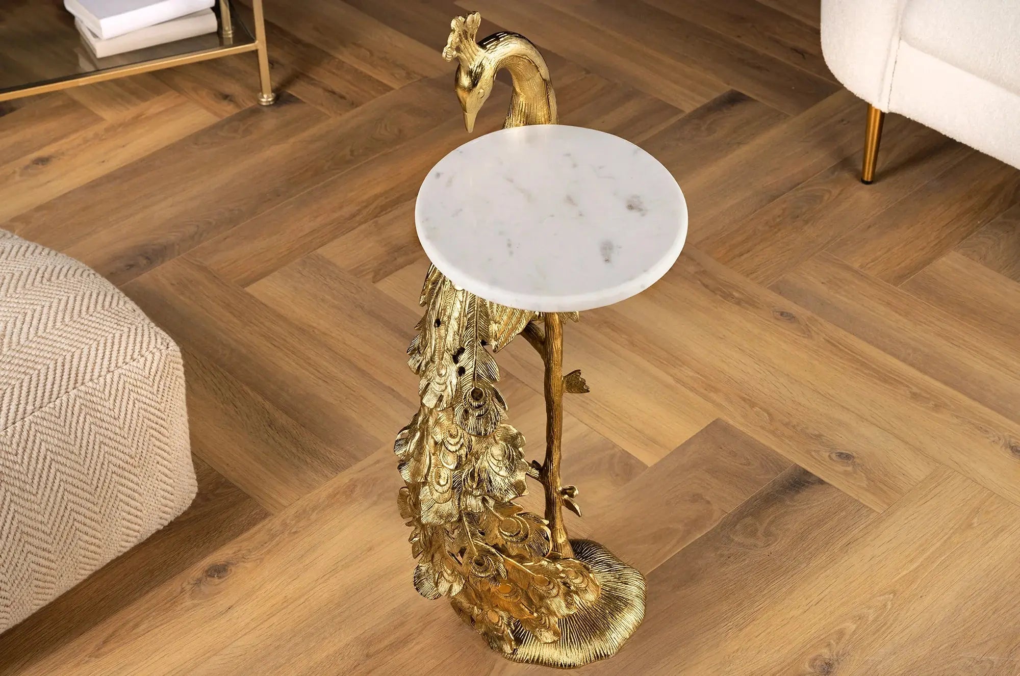Stolik kawowy z marmurowym blatem i złotą podstawą w formie pawia – luksusowy akcent glamour do eleganckiego salonu