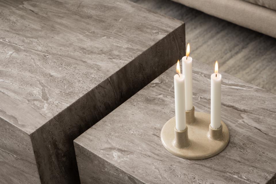 Stoliki kawowe Dice grey marble River z dekoracjami i świecami na blacie