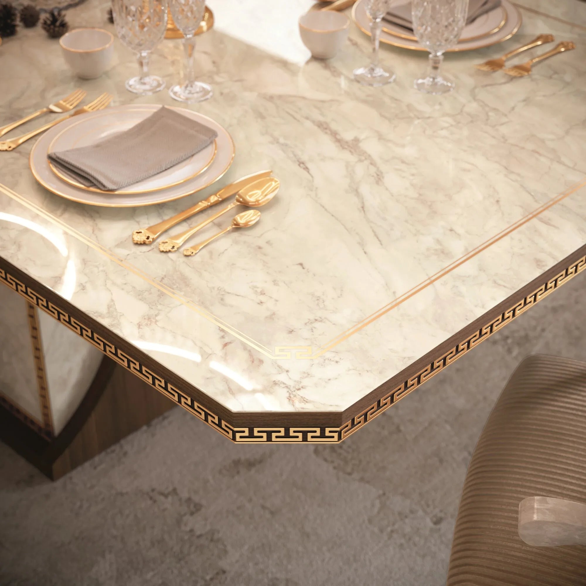 Włoski stolik kawowy Arredoclassic Romantica 140 cm optyka marmuru Carrara i orzecha, ze złotymi detalami i dekoracyjną podstawą