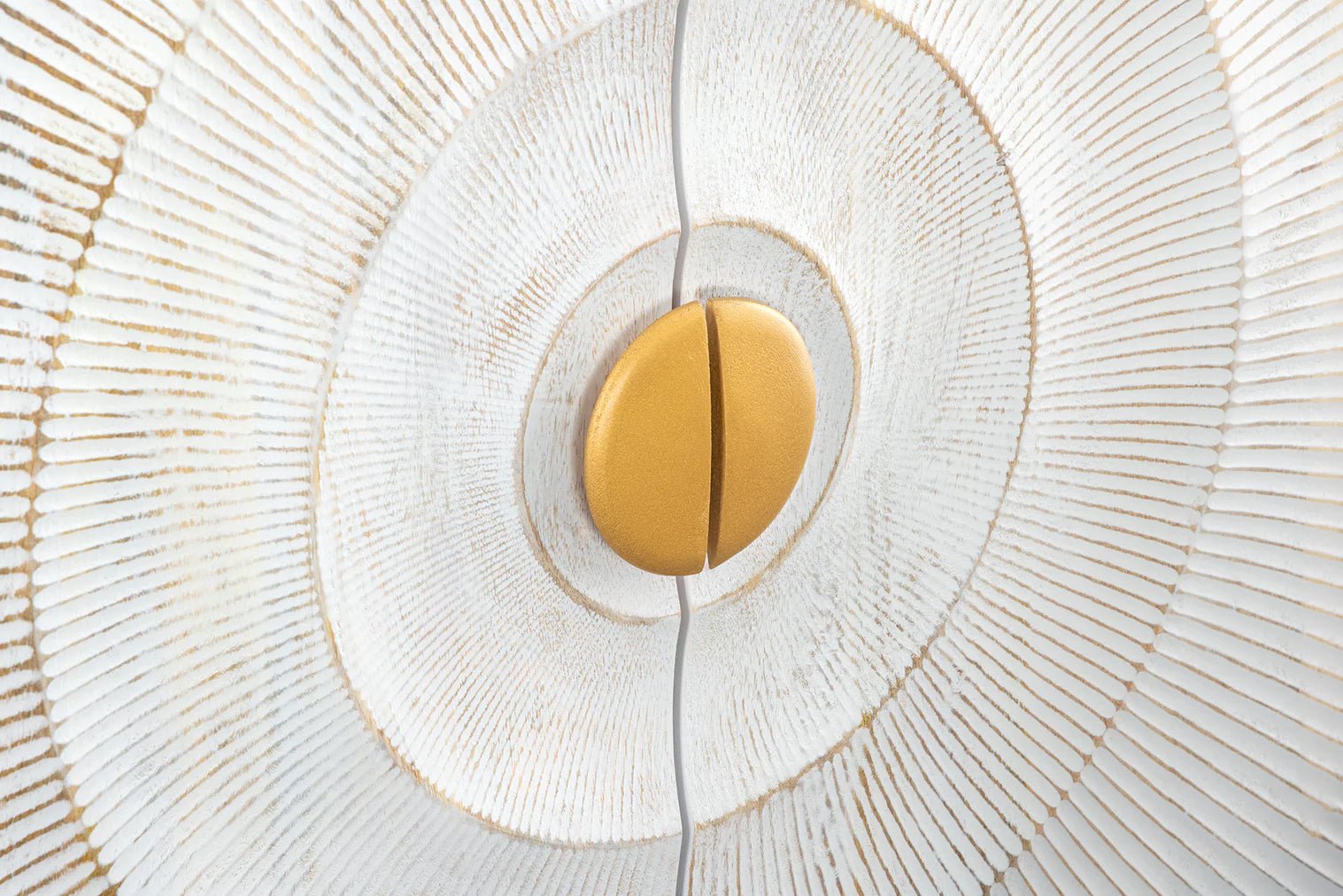 KOMODA SUNSET MANGO BIAŁA 177 CM / 45642 / INVICTA INTERIOR  W STYLOWYM SALONIE  UJĘCIE DRZWICZECH Z DEKOREM 3 D