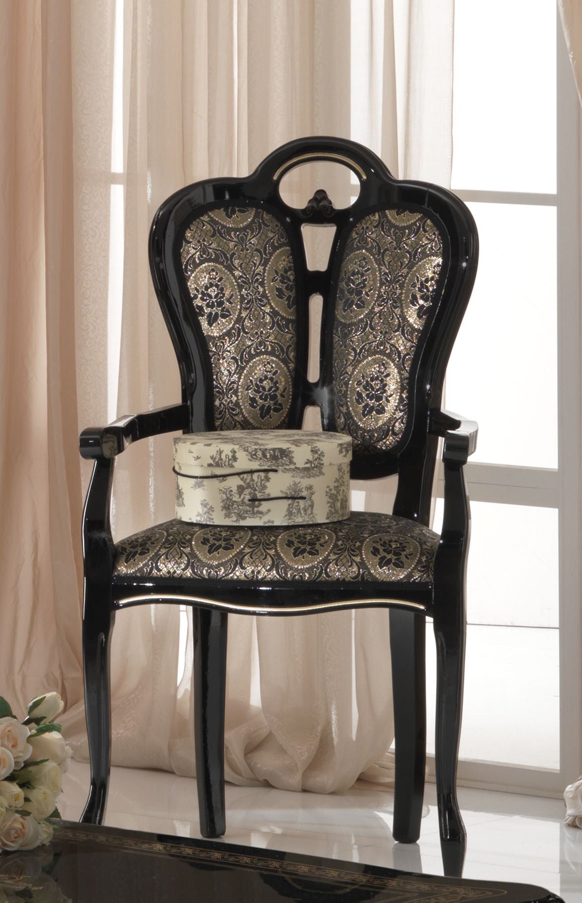 Eleganckie włoskie krzesło – czarna rama z połyskiem, złote detale i tapicerowane oparcie w stylu glamour