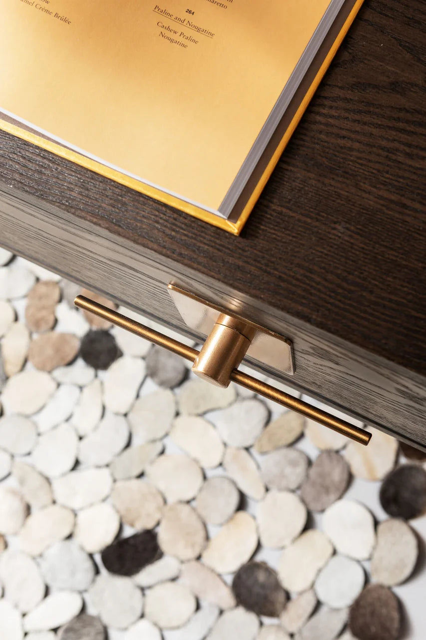 Biurko Osaka z ciemnym blatem, dwiema szufladami i złotą stalową podstawą