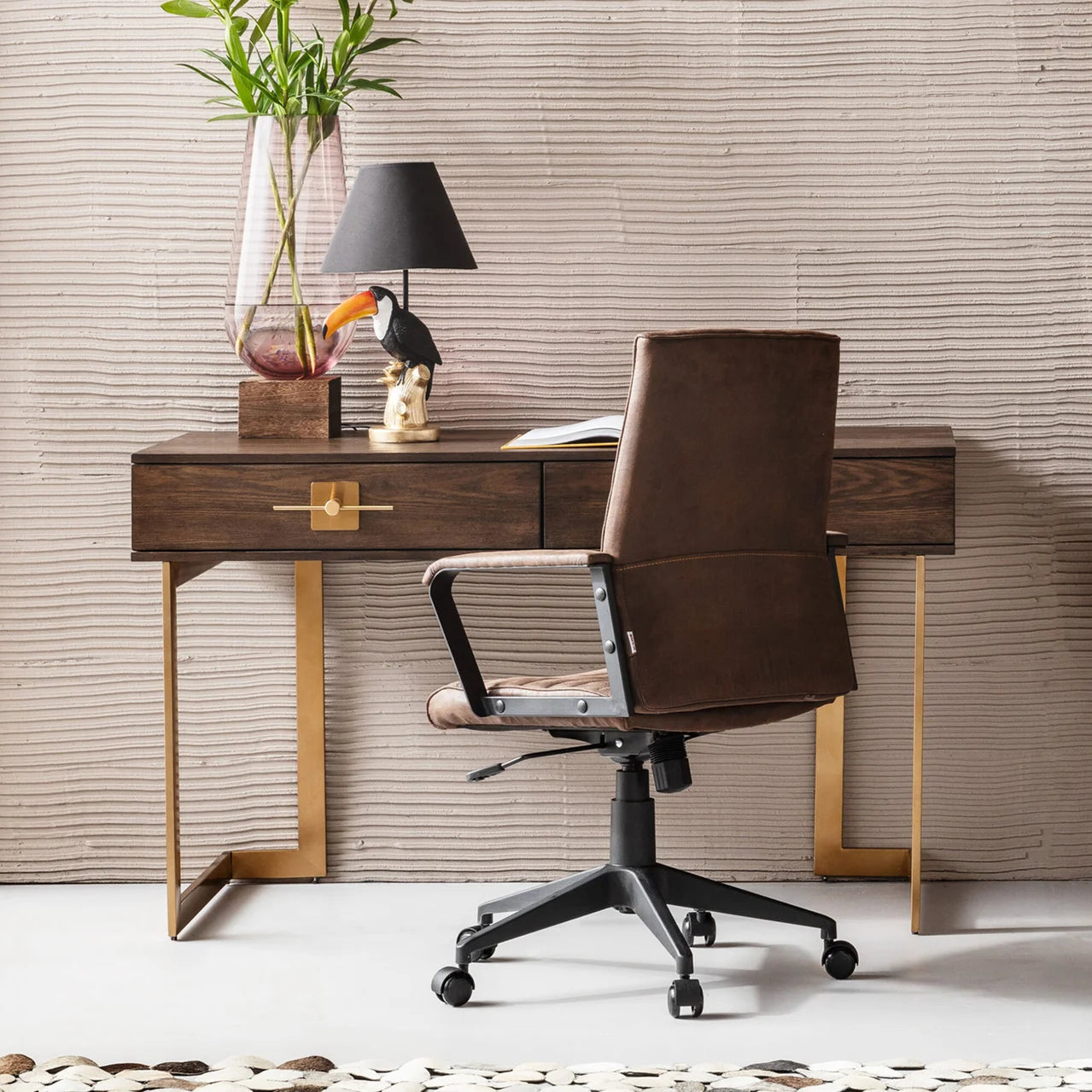 Biurko Osaka z ciemnym blatem, dwiema szufladami i złotą stalową podstawą