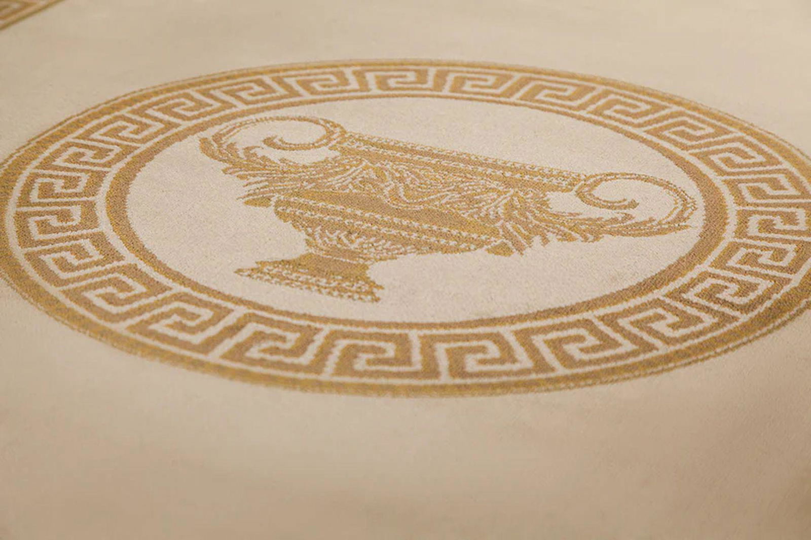 Dywan z meandrem Versace +waza kremowy 100/140