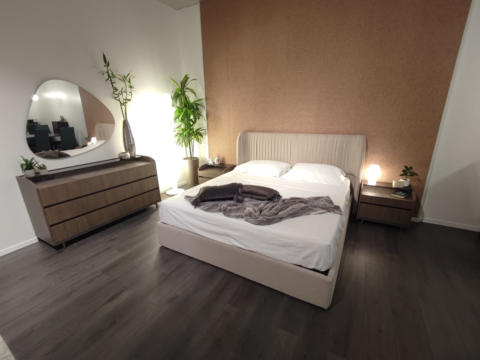 Łóżko włoskie Hexagon z pojemnikiem na pościel i plisowanym zagłówkiem w beżowej tkaninie.