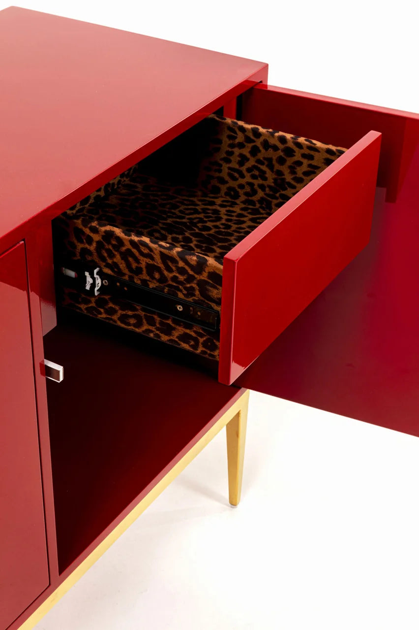 Czerwona nowoczesna komoda 3-drzwiowa ze złotymi nogami, prostokątny blat, uchwyt głowa lwa, wykończenie lakierowane tytanowe