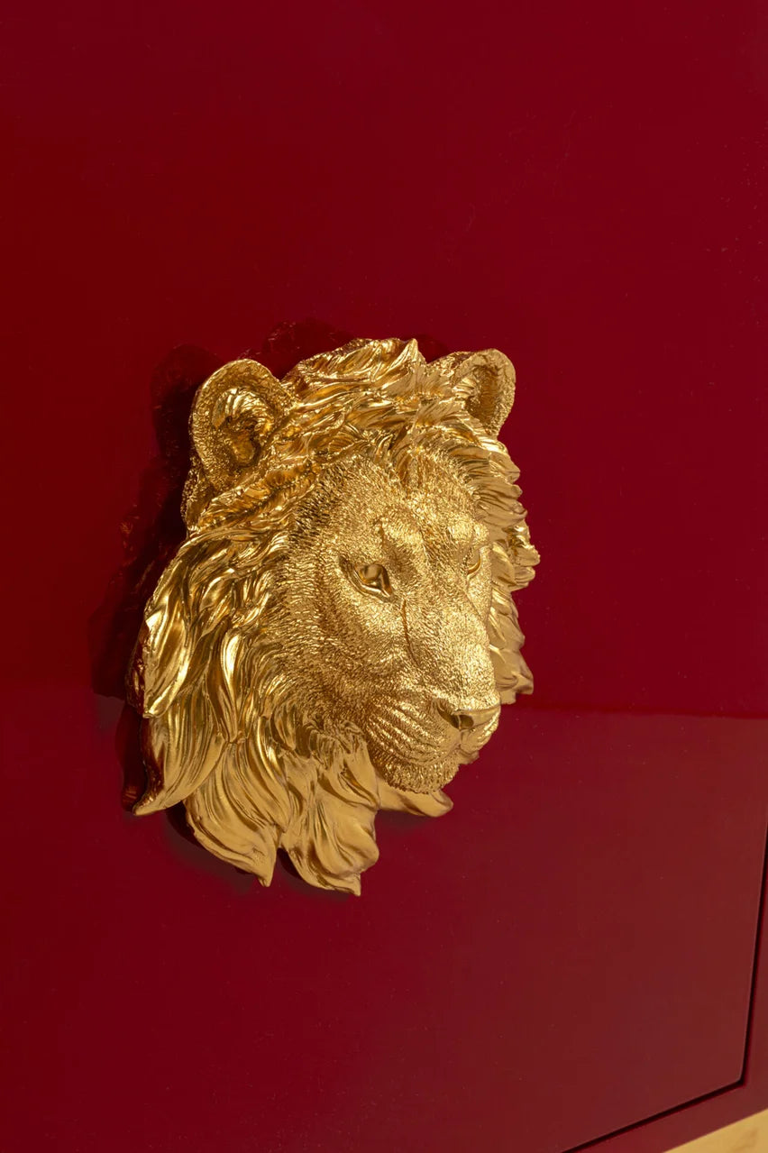 Czerwona nowoczesna komoda 3-drzwiowa ze złotymi nogami, prostokątny blat, uchwyt głowa lwa, wykończenie lakierowane tytanowe