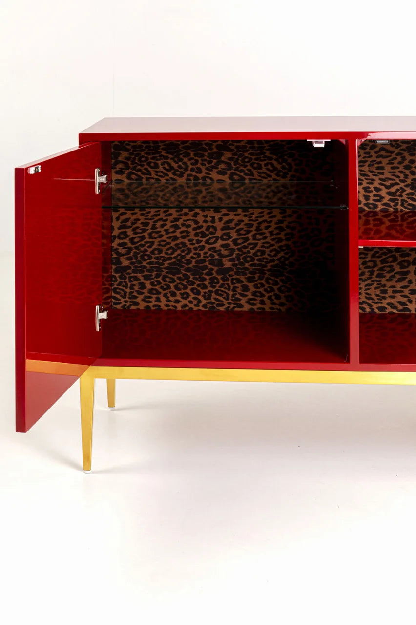 Czerwona nowoczesna komoda 3-drzwiowa ze złotymi nogami, prostokątny blat, uchwyt głowa lwa, wykończenie lakierowane tytanowe