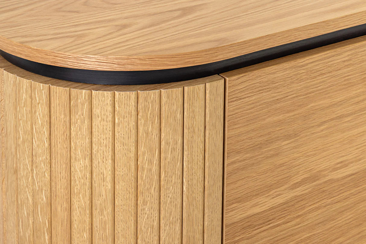 Komoda z MDF wykończona fornirem dębowym – klasyka w lekkiej formie