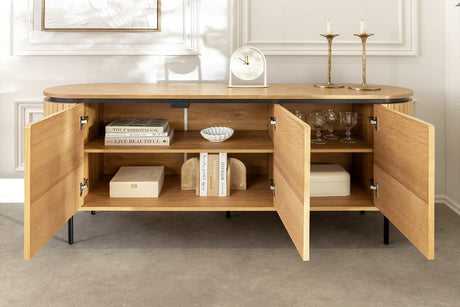 Nowoczesna owalna komoda z płyty MDF w naturalnym fornirze dębowym, z ryflowanymi frontami, czarnymi metalowymi nogami i drzwiami na magnes bez uchwytów – do salonu, jadalni lub biura.