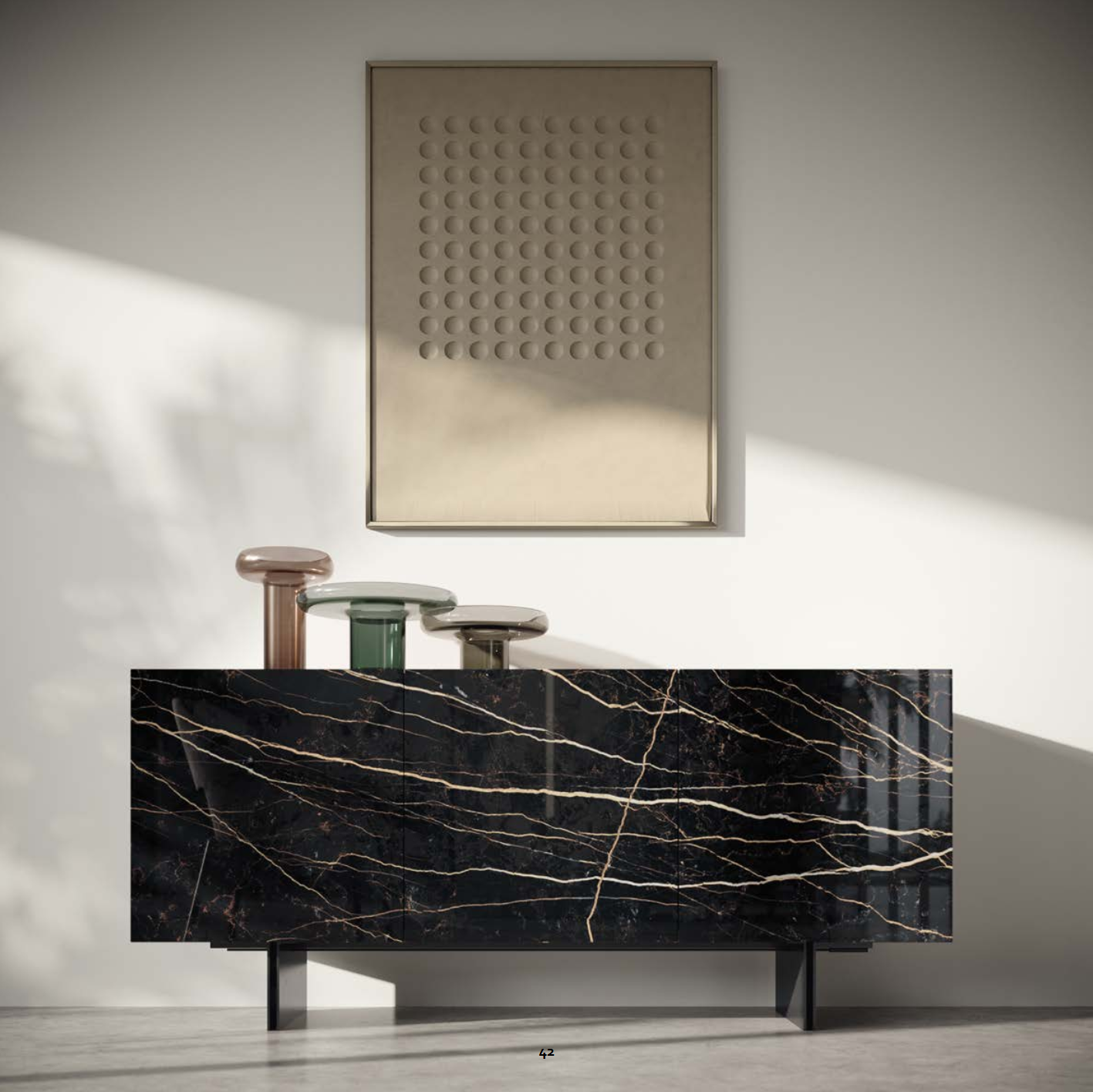 Włoska komoda Zenith 179 cm z ceramicznymi frontami o marmurowym wzorze i metalową podstawą