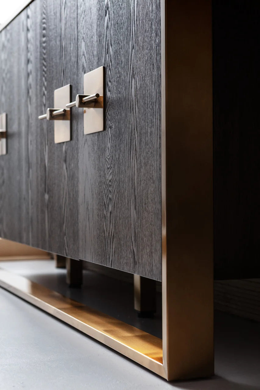 Komoda Osaka z fornirowanymi frontami i złotą stalową podstawą oraz ozdobnymi uchwytami w kolorze złotym