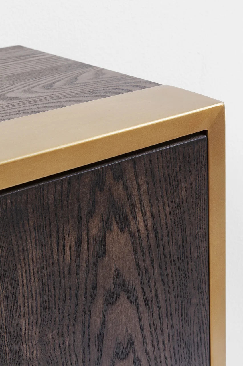 Komoda Osaka z fornirowanymi frontami i złotą stalową podstawą oraz ozdobnymi uchwytami w kolorze złotym