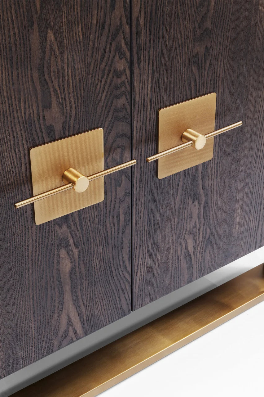 Komoda Osaka z fornirowanymi frontami i złotą stalową podstawą oraz ozdobnymi uchwytami w kolorze złotym