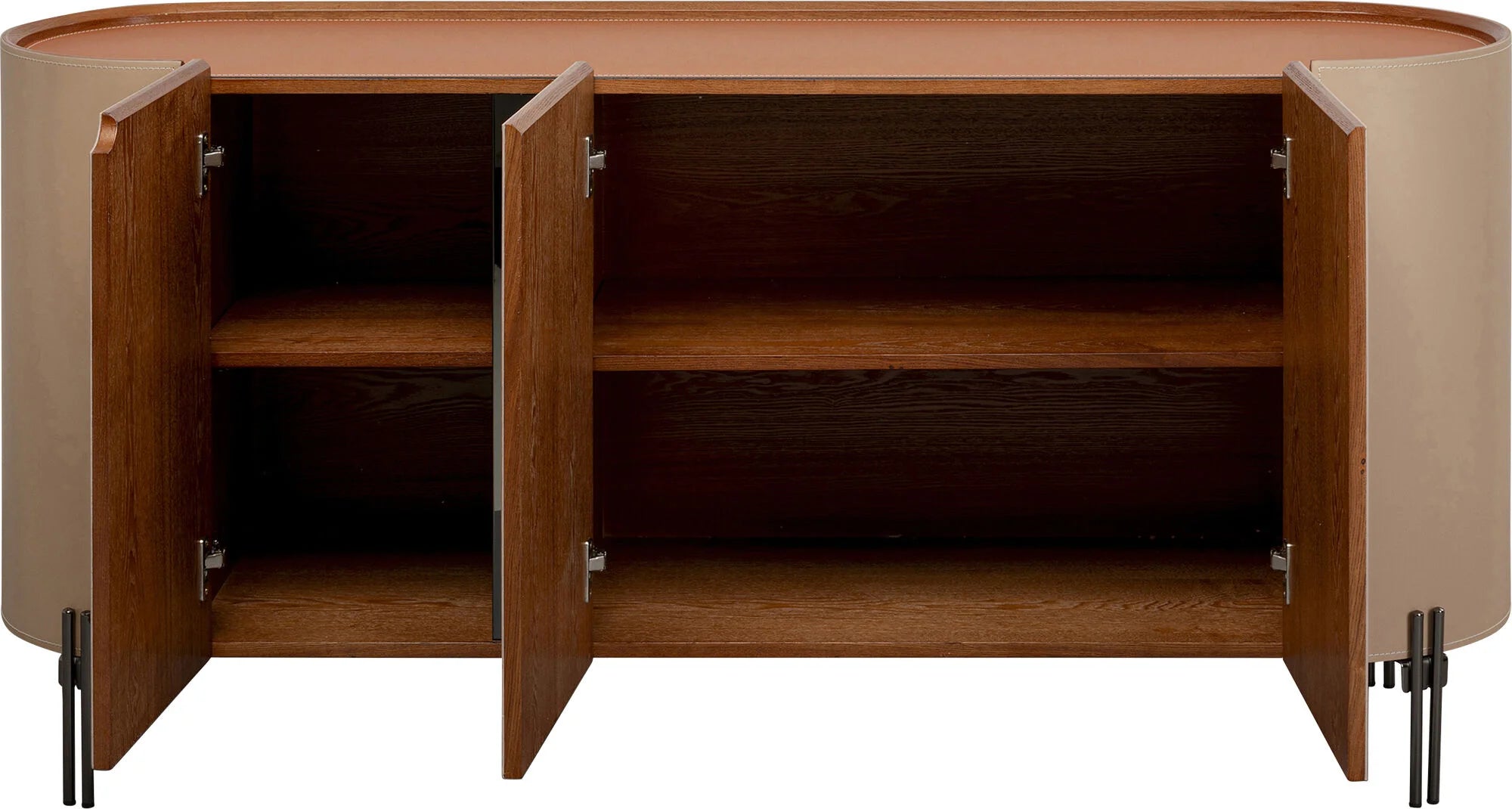 Beżowa komoda w ekoskórze na czarnych, stalowych nogach z zaoblonymi bokami i półkami w środku.