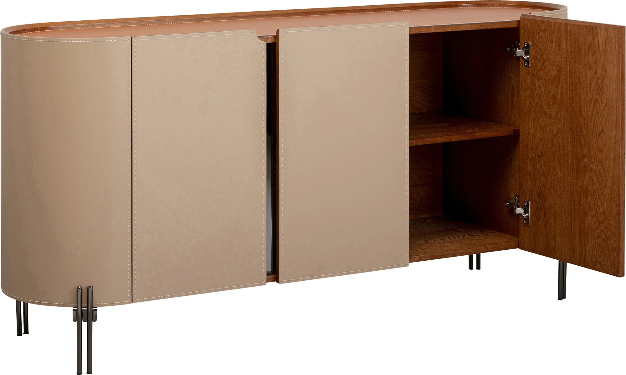 Beżowa komoda w ekoskórze na czarnych, stalowych nogach z zaoblonymi bokami i półkami w środku.