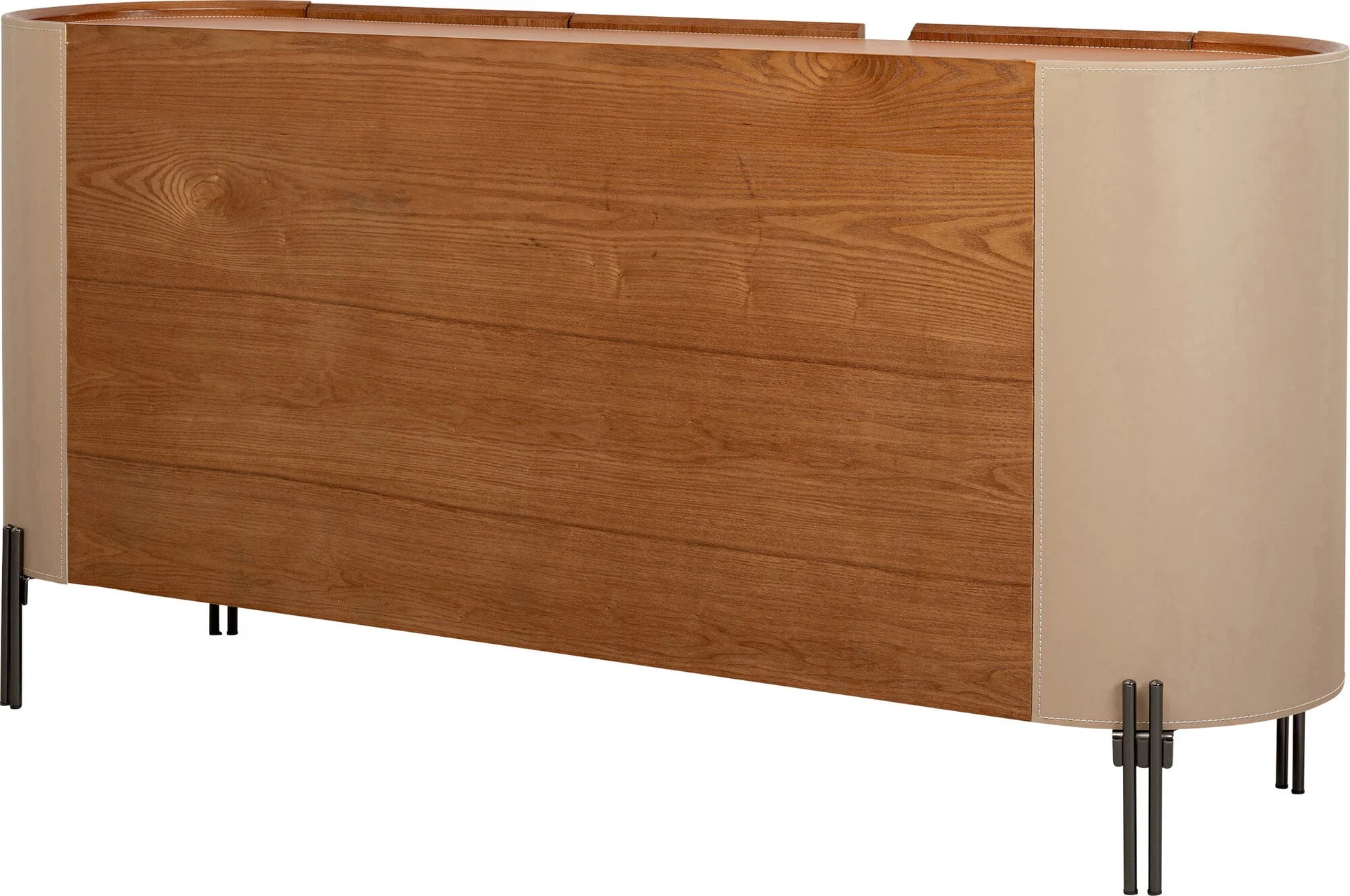 Beżowa komoda w ekoskórze na czarnych, stalowych nogach z zaoblonymi bokami i półkami w środku.