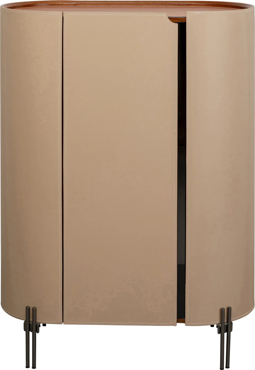 Beżowa komoda w ekoskórze na czarnych, stalowych nogach z zaoblonymi bokami i półkami w środku