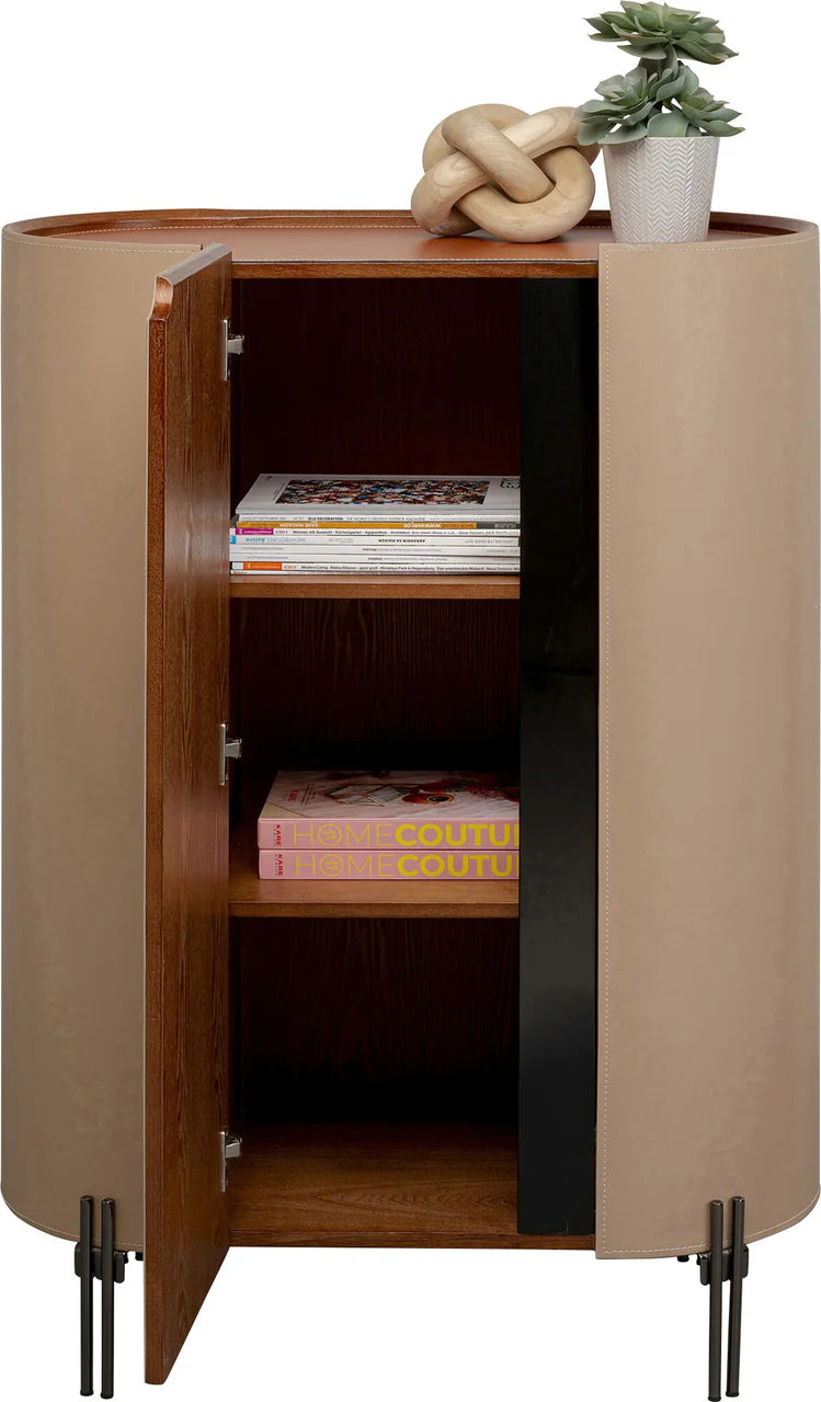 Beżowa komoda w ekoskórze na czarnych, stalowych nogach z zaoblonymi bokami i półkami w środku