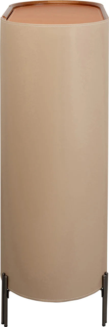 Beżowa komoda w ekoskórze na czarnych, stalowych nogach z zaoblonymi bokami i półkami w środku