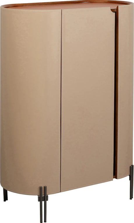 Beżowa komoda w ekoskórze na czarnych, stalowych nogach z zaoblonymi bokami i półkami w środku