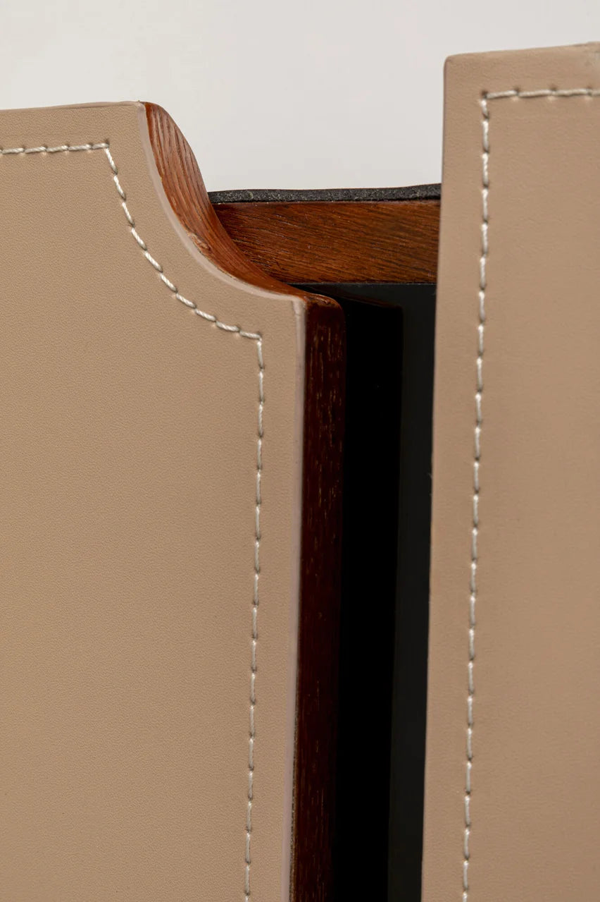 Beżowa komoda w ekoskórze na czarnych, stalowych nogach z zaoblonymi bokami i półkami w środku