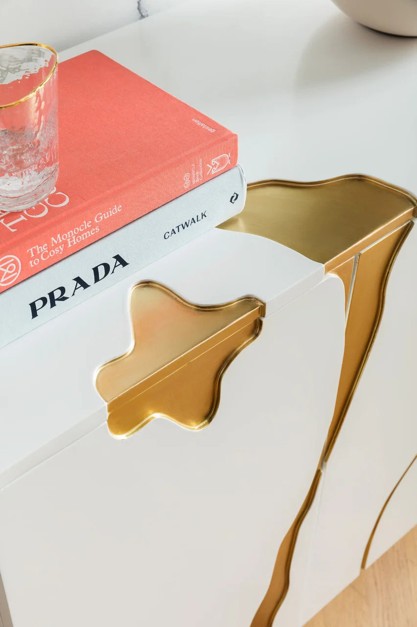 Komoda biało-złota glamour z ręcznymi złotymi wzorami i podstawą ze stali, 4-drzwiowa