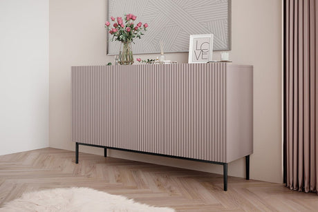 Komoda Nicole 150 cm z ryflowanym frontem i metalowymi nogami - antyczny róż / czarne nóżki