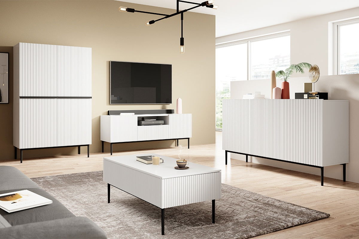 Komoda Nicole 150 cm z ryflowanym frontem i metalowymi nogami - biały mat / czarne nóżki