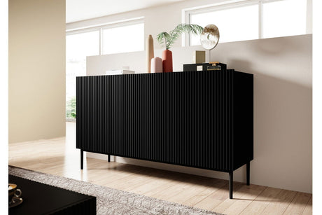 Komoda Nicole 150 cm z ryflowanym frontem i metalowymi nogami - czarny mat / czarne nóżki